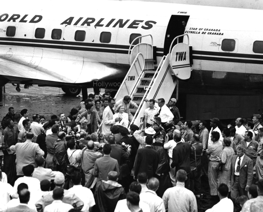 Marilyn Monroe 1956 Heathrow Airport Arthur Miller.jpg